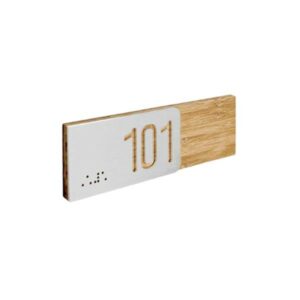 plaque de porte en bois et métal avec numéro et braille